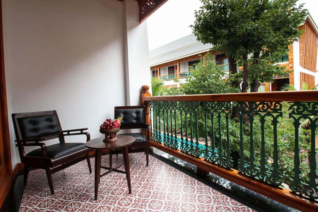 Luxury Twin Bed with Spa bathtub and Private Balcony,784018329:JPEG