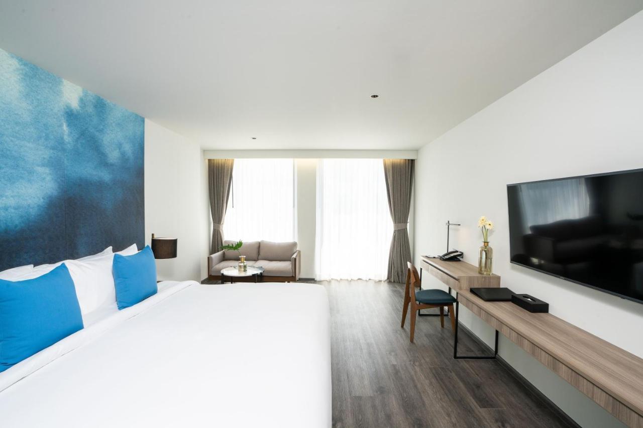 Deluxe Corner Double Room with Pool View - Non-Smoking
