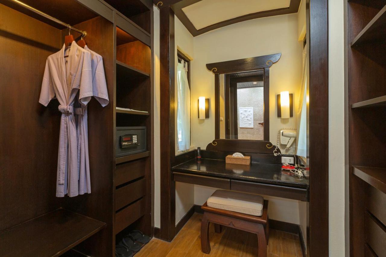 Villa Pool Access