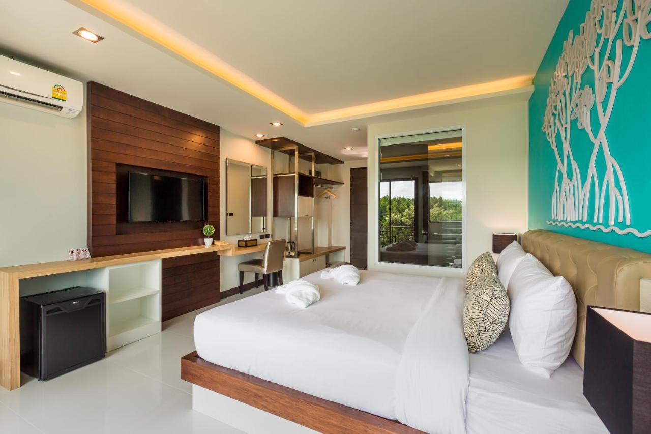 Deluxe King Room Pool View