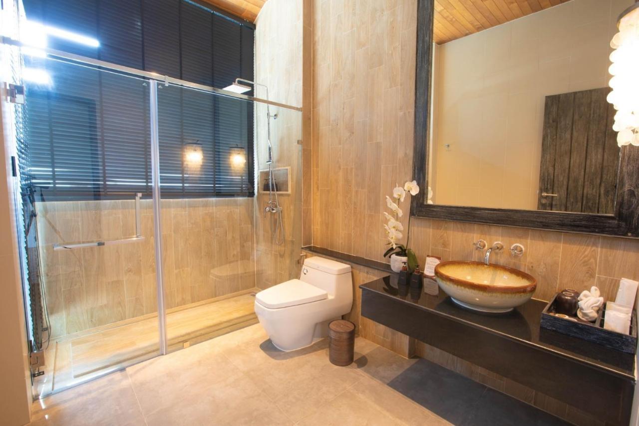 Jacuzzi pool suite honeymoon Sea view