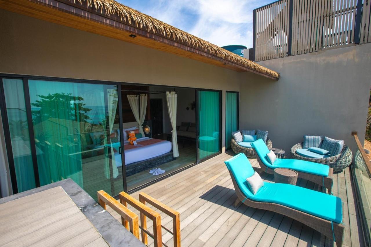 Jacuzzi pool suite honeymoon Sea view