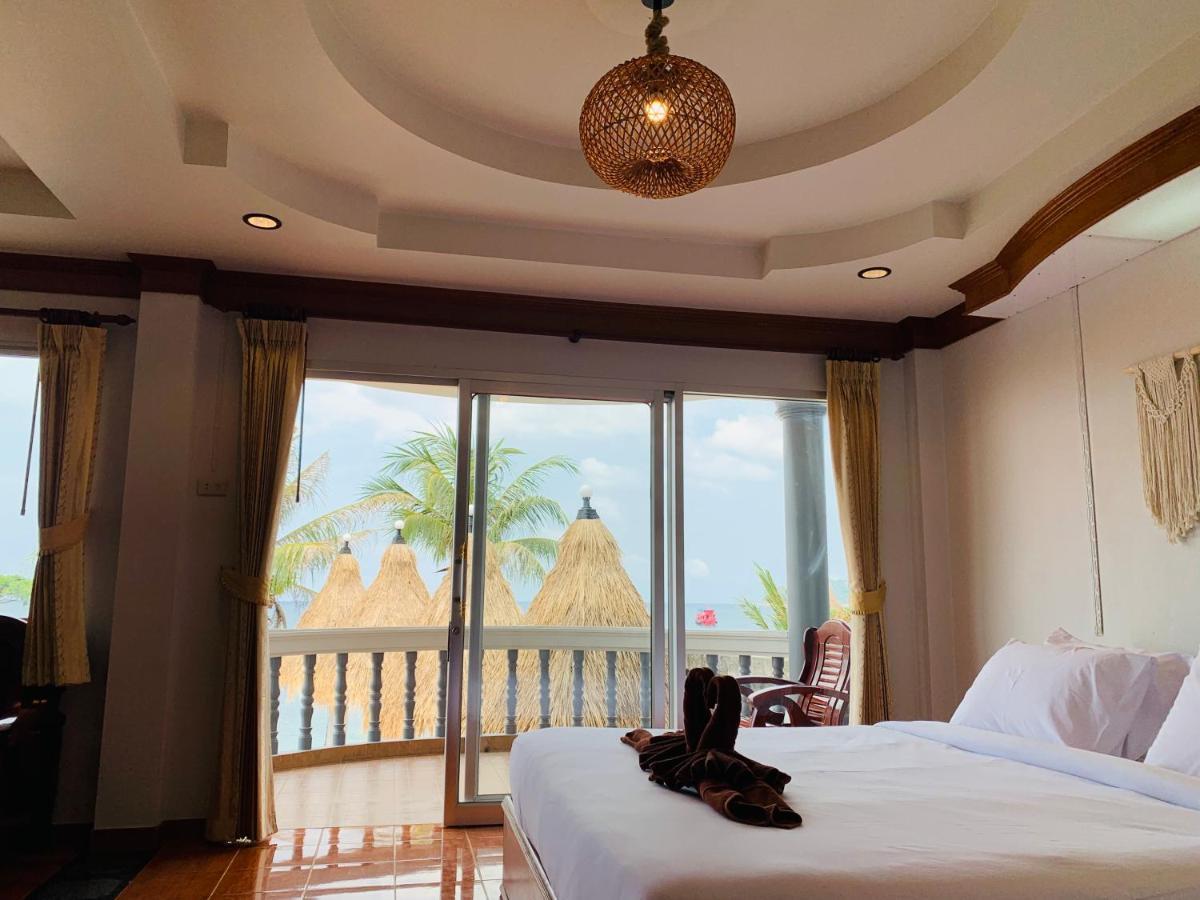 Zimmer mit Kingsize-Bett und Meerblick
