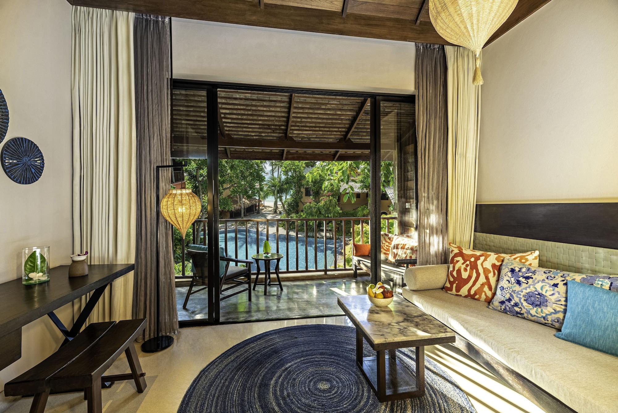 Deluxe King Room Pool View