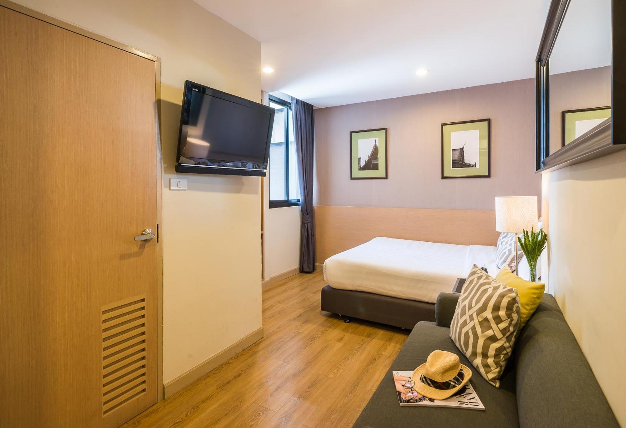 Economy Room One Queen Bed Non-Smoking