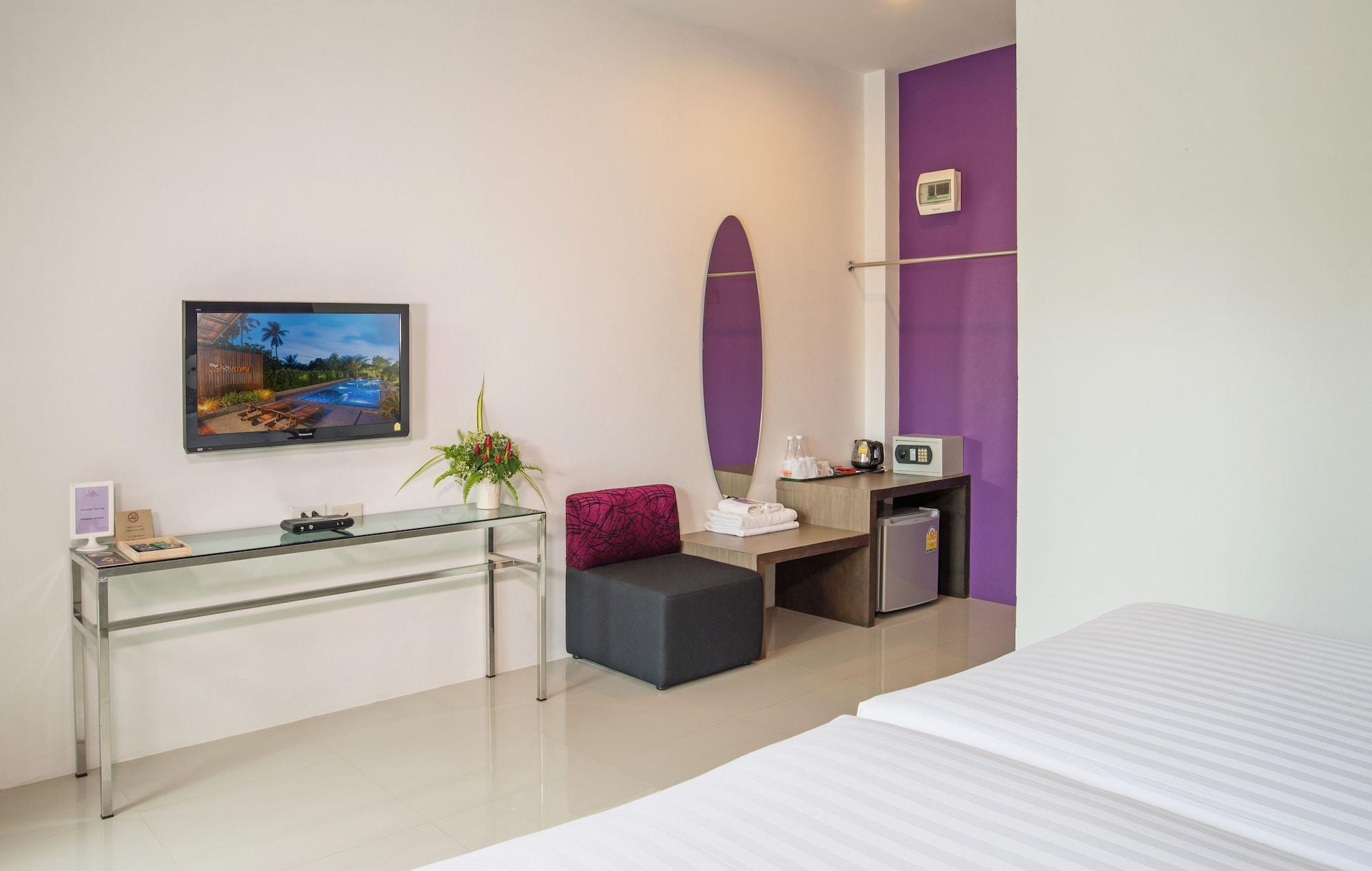 Deluxe Twin Pool View Room