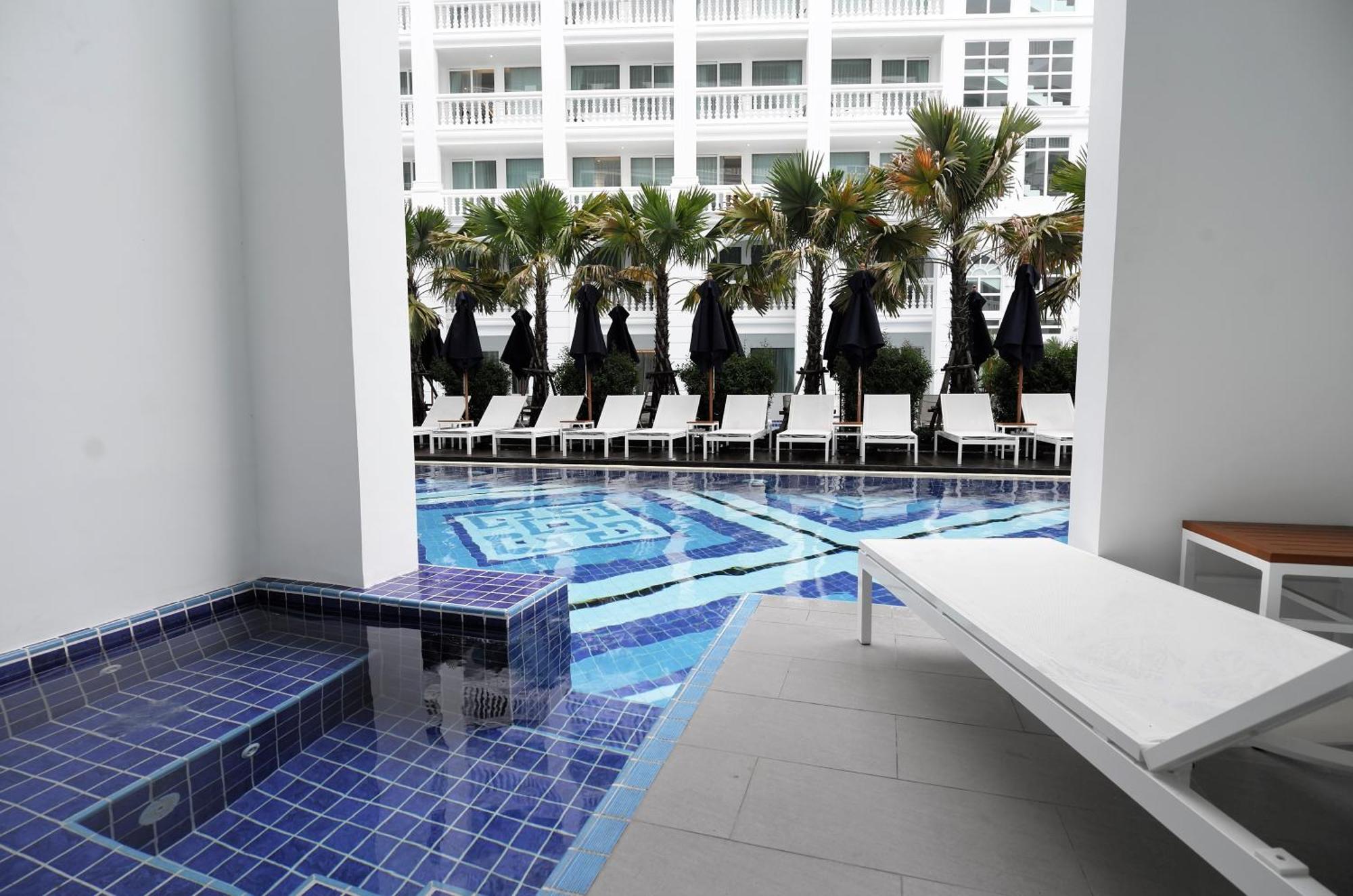 Deluxe King Room - Pool Access,1008042547:JPEG
