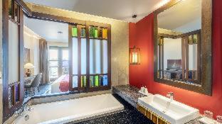 Delux King bed Pool View