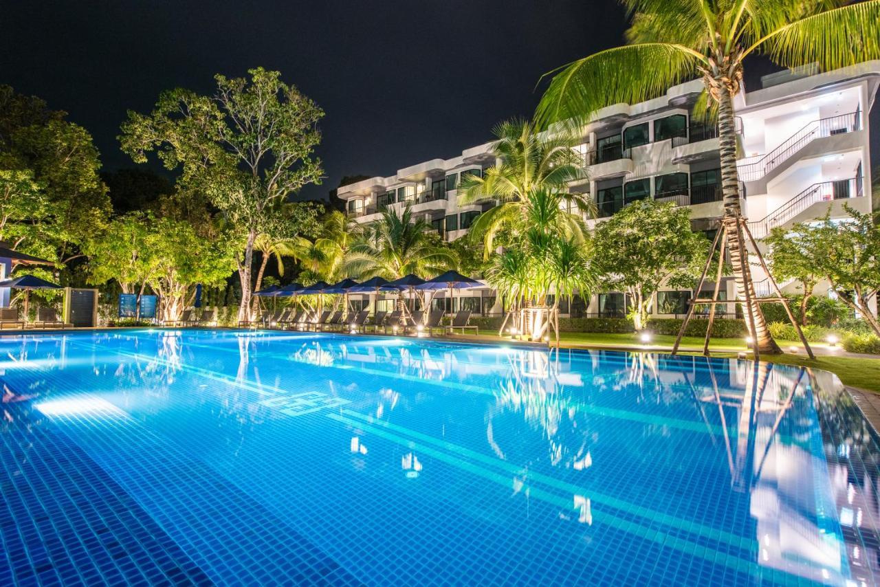 Deluxe Pool Access Room