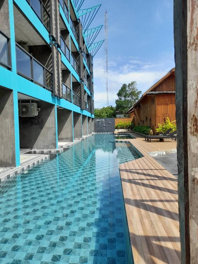 Deluxe Pool Access,1299883954:JPEG