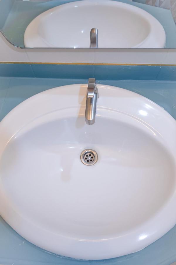 Double Room Shower 5th & No Lift