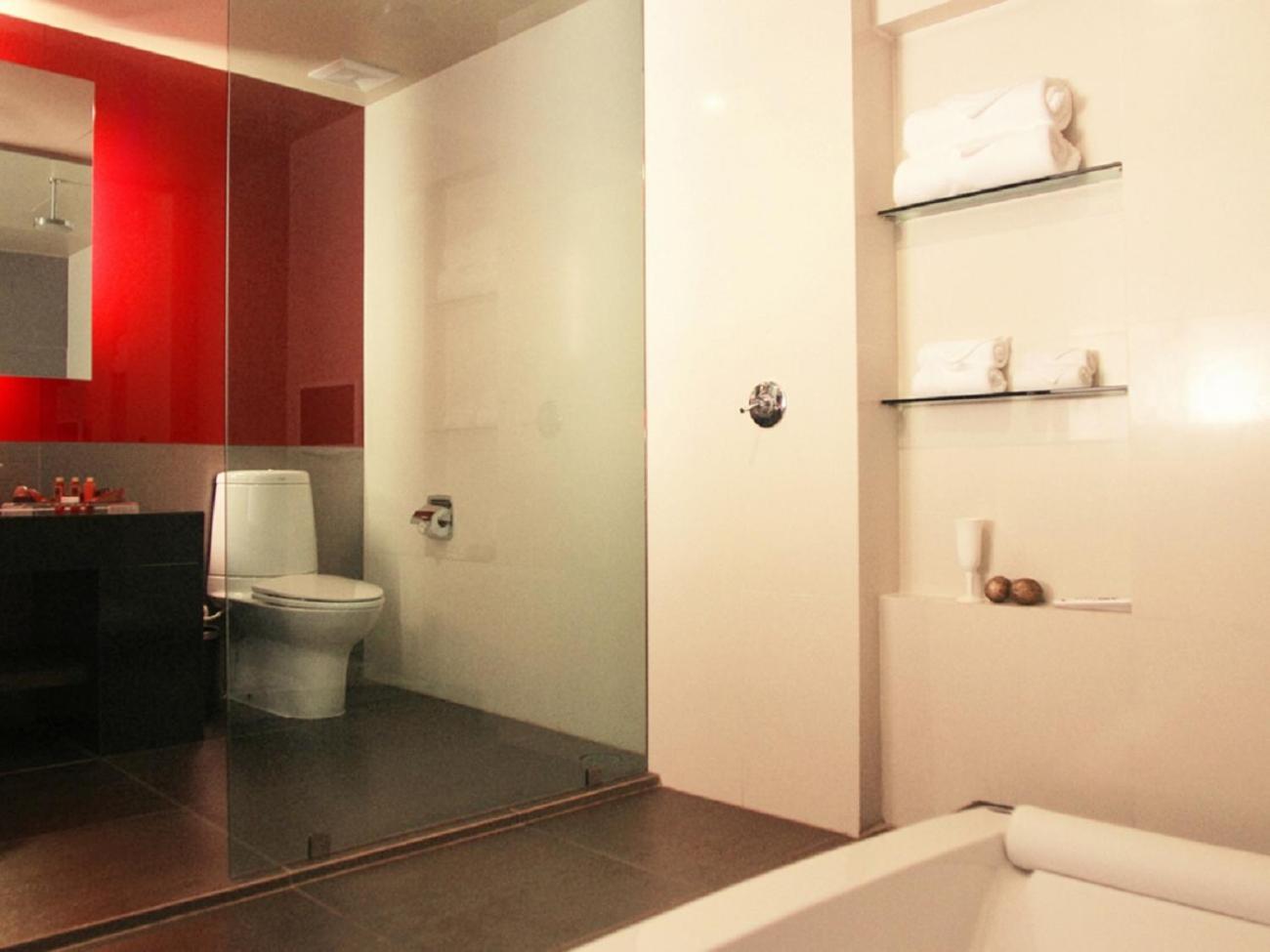 Deluxe King Room Pool Access