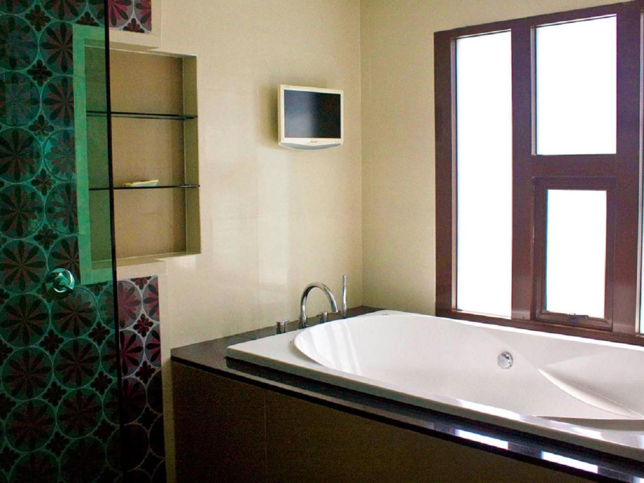 Deluxe King Room Pool View