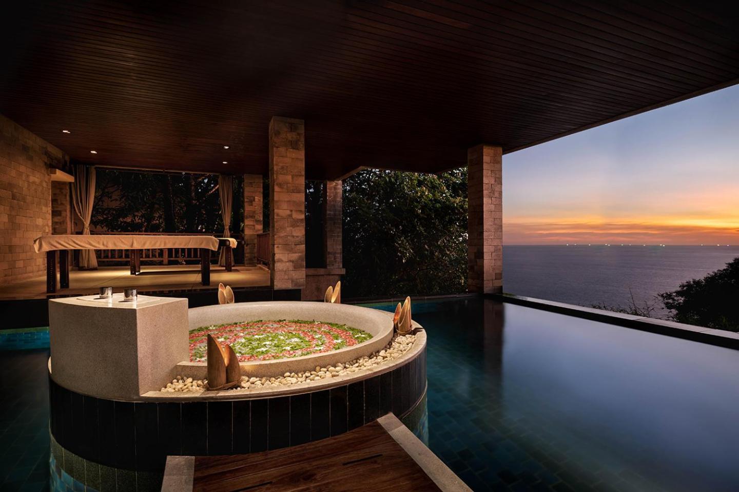 Spa Pool Suite Open style washroom bathroom