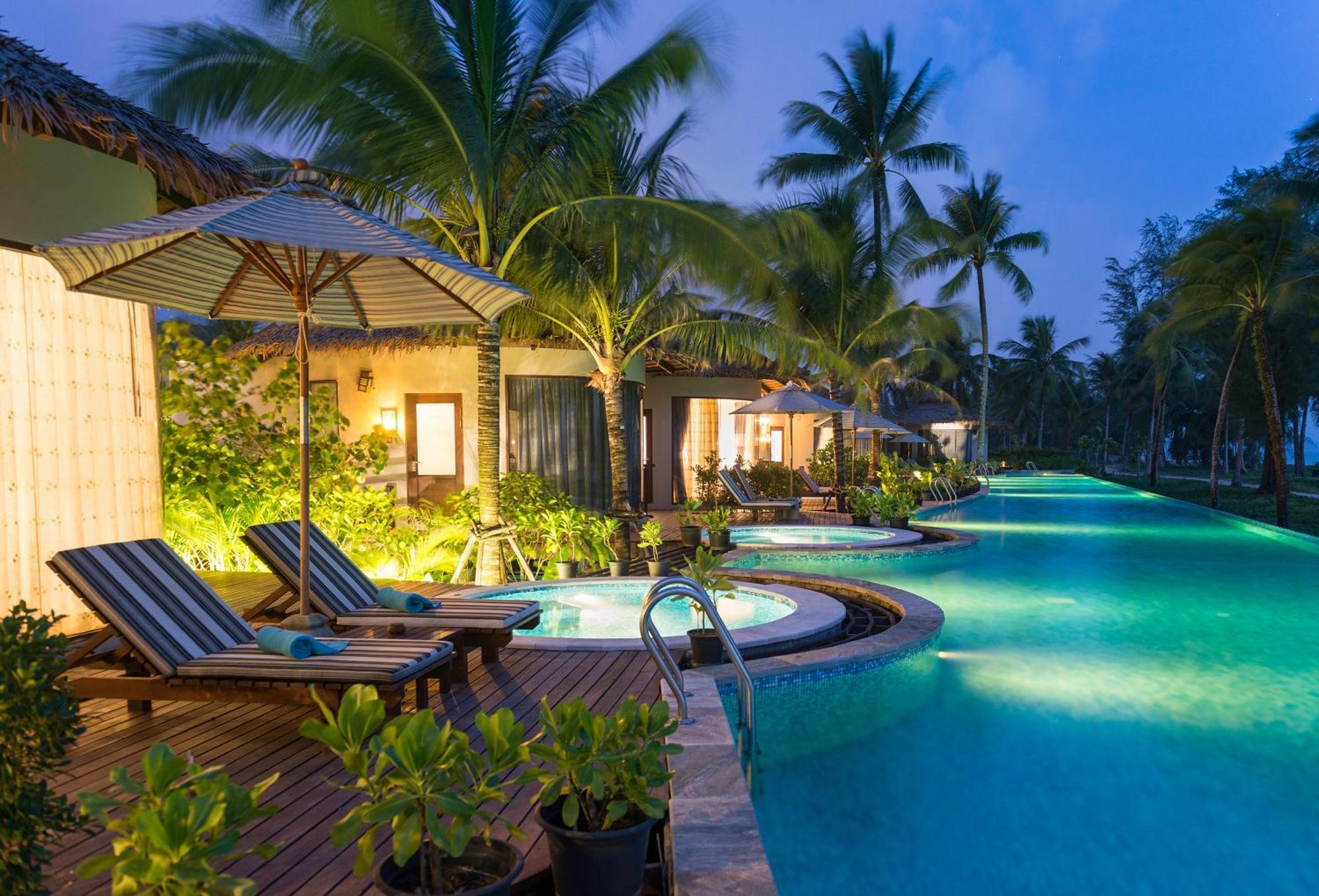 Oceanfront Jacuzzi Villa Adults Only