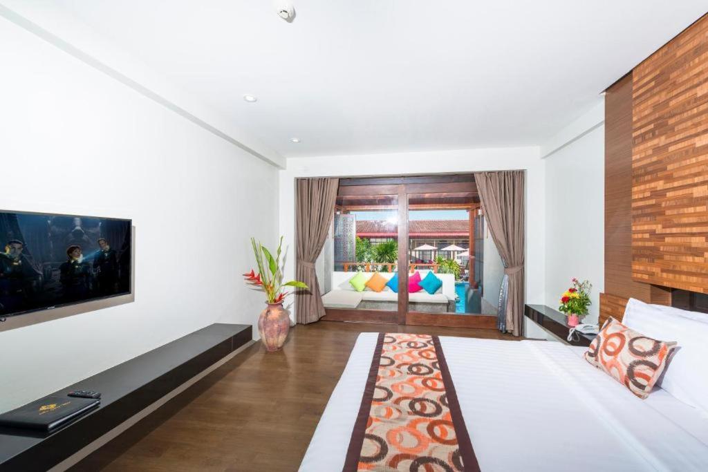 Deluxe King or Twin Room Pool Access