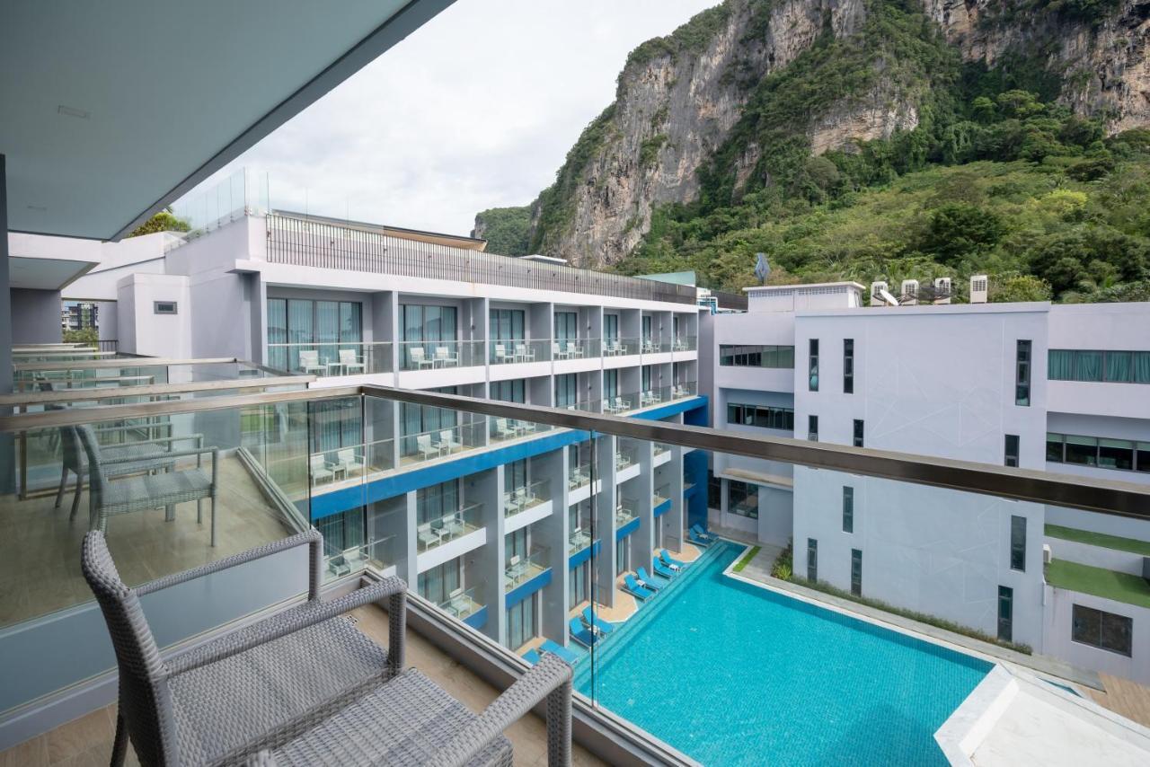 Premier King Room Pool View