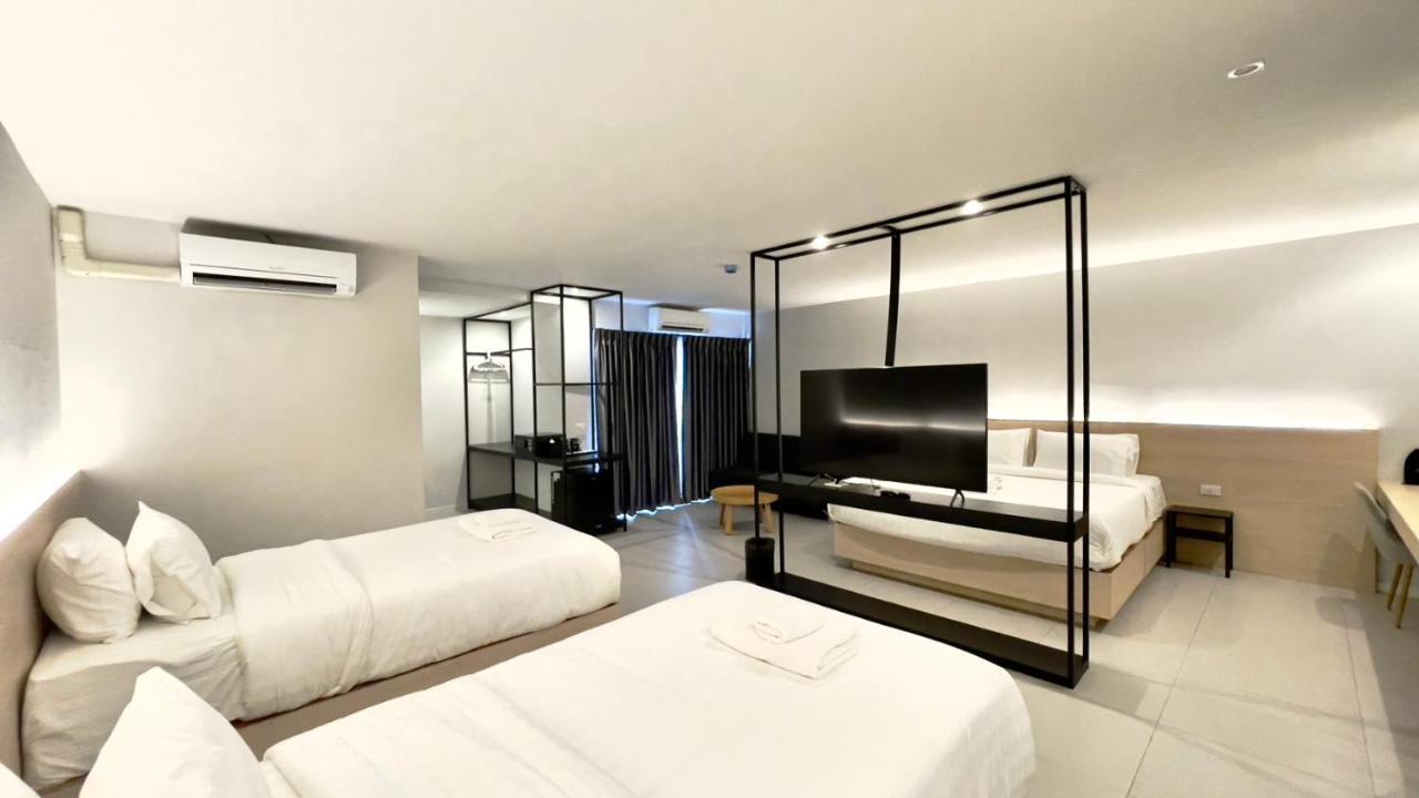 Standard Family Room 4,1300116859:JPEG