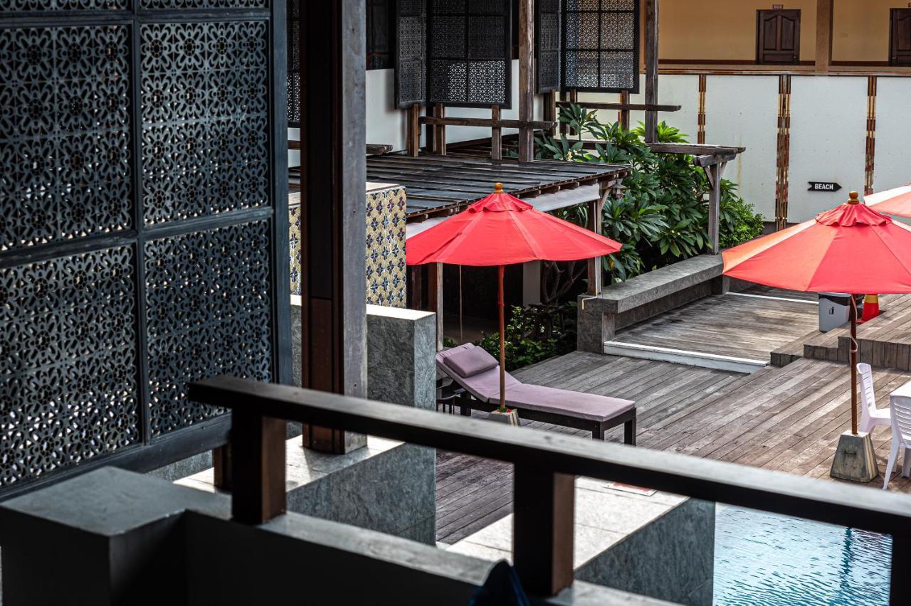 Deluxe King or Twin Room Pool Access