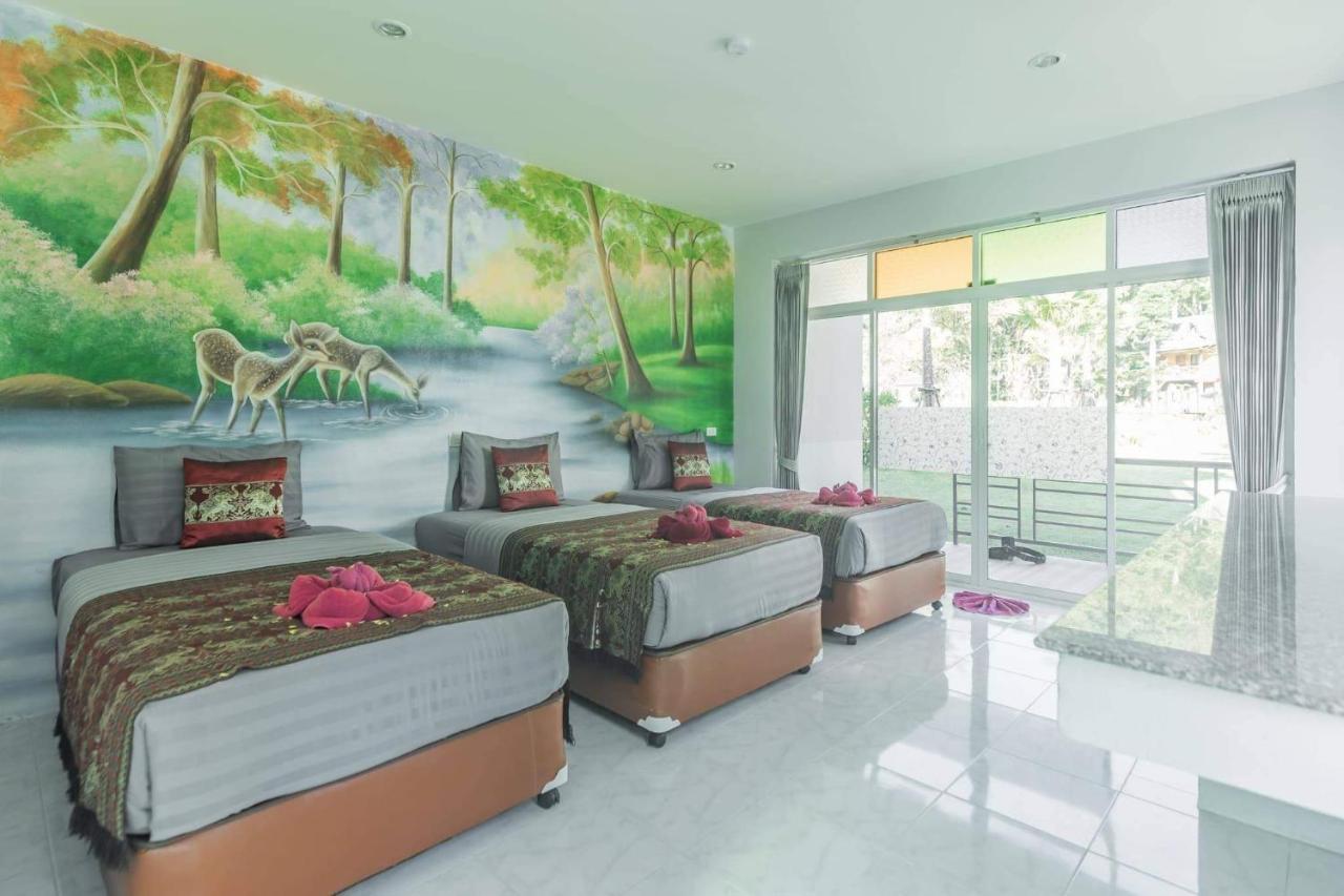 Dreibettzimmer mit Poolblick