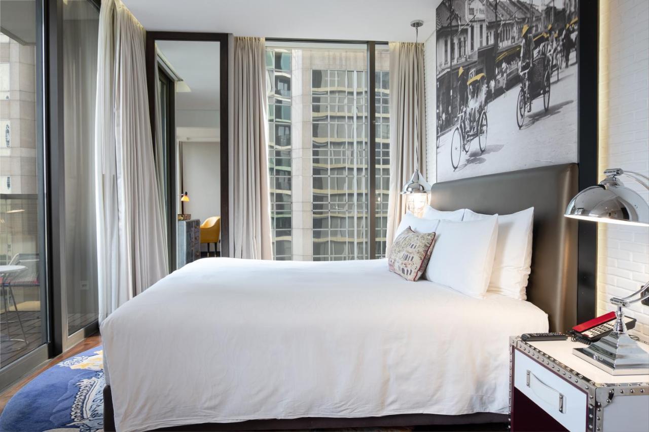 Standard Zimmer mit Kingsize-Bett und Balkon