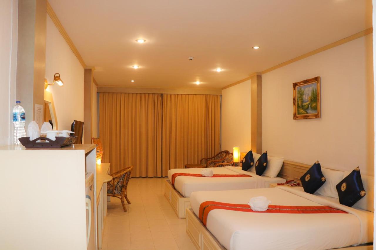 Family Room (3 Adults),1333651751:JPEG
