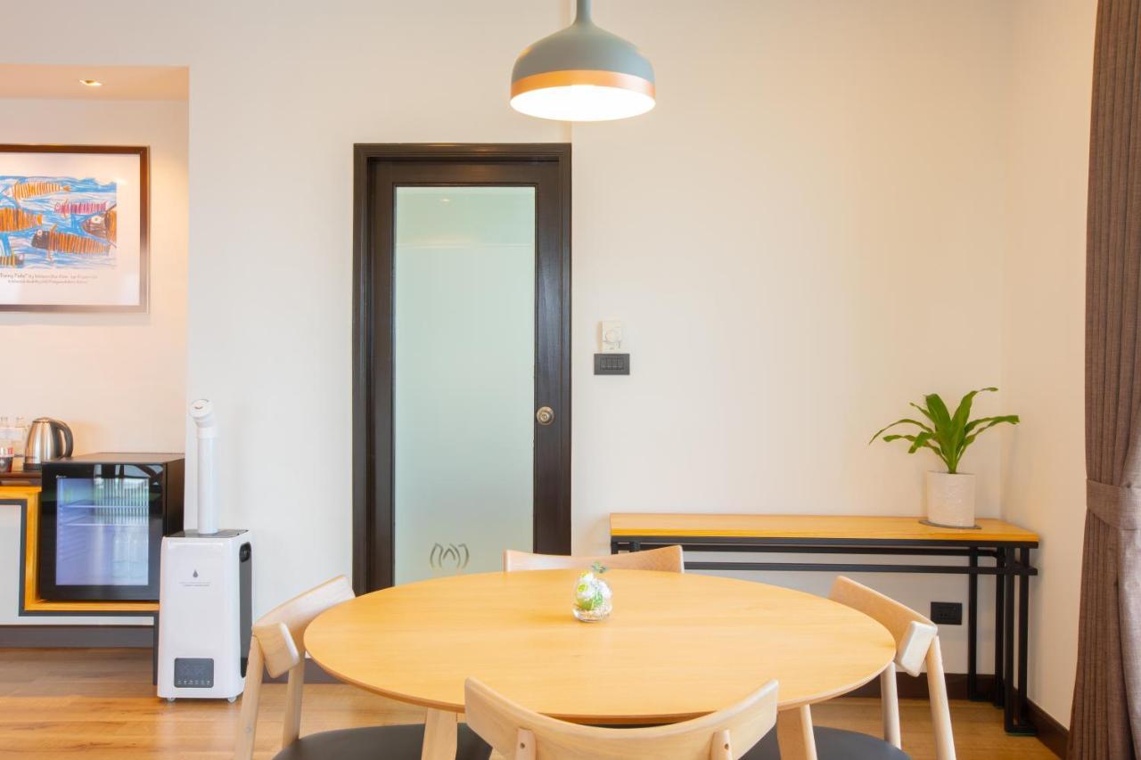 Executive Suite Modern Room