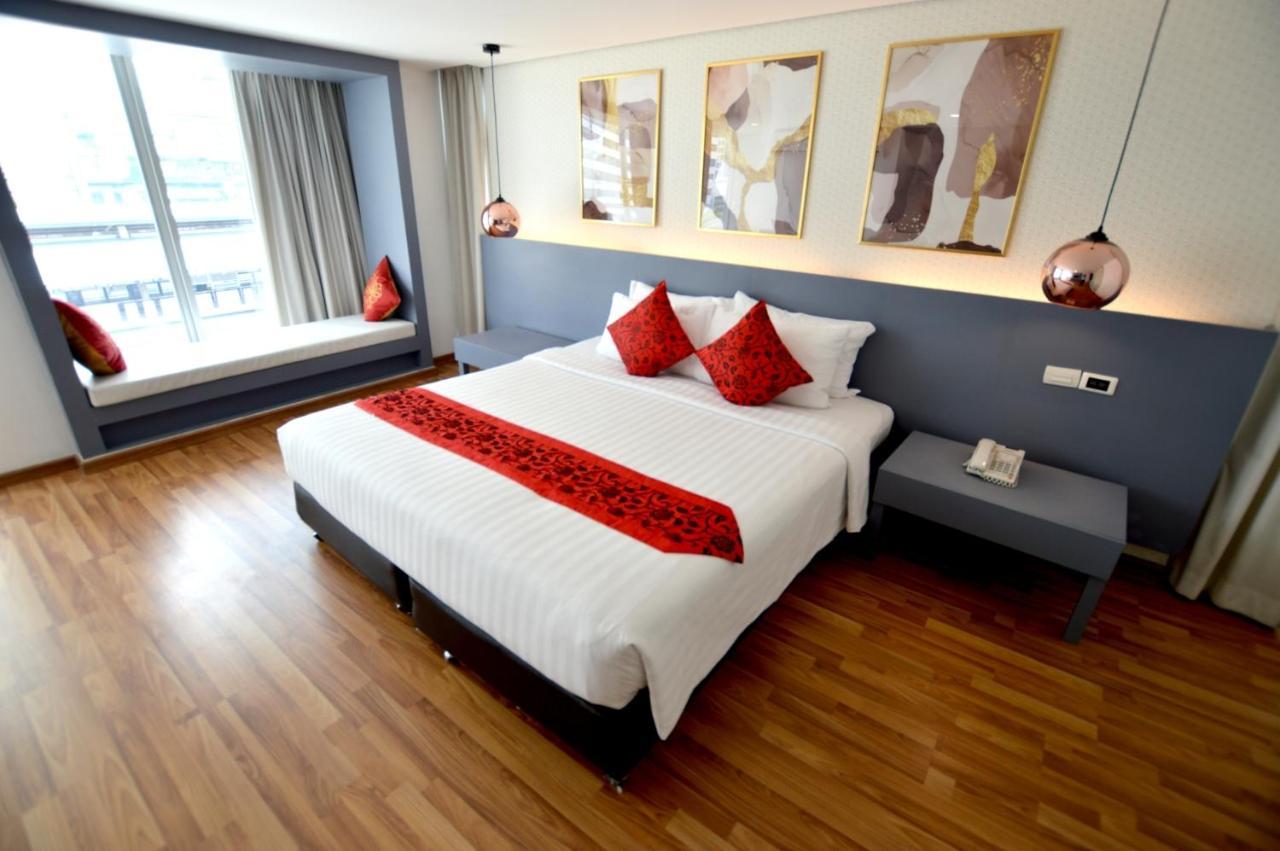 Premier Deluxe Double or Twin Room Sky Train View
