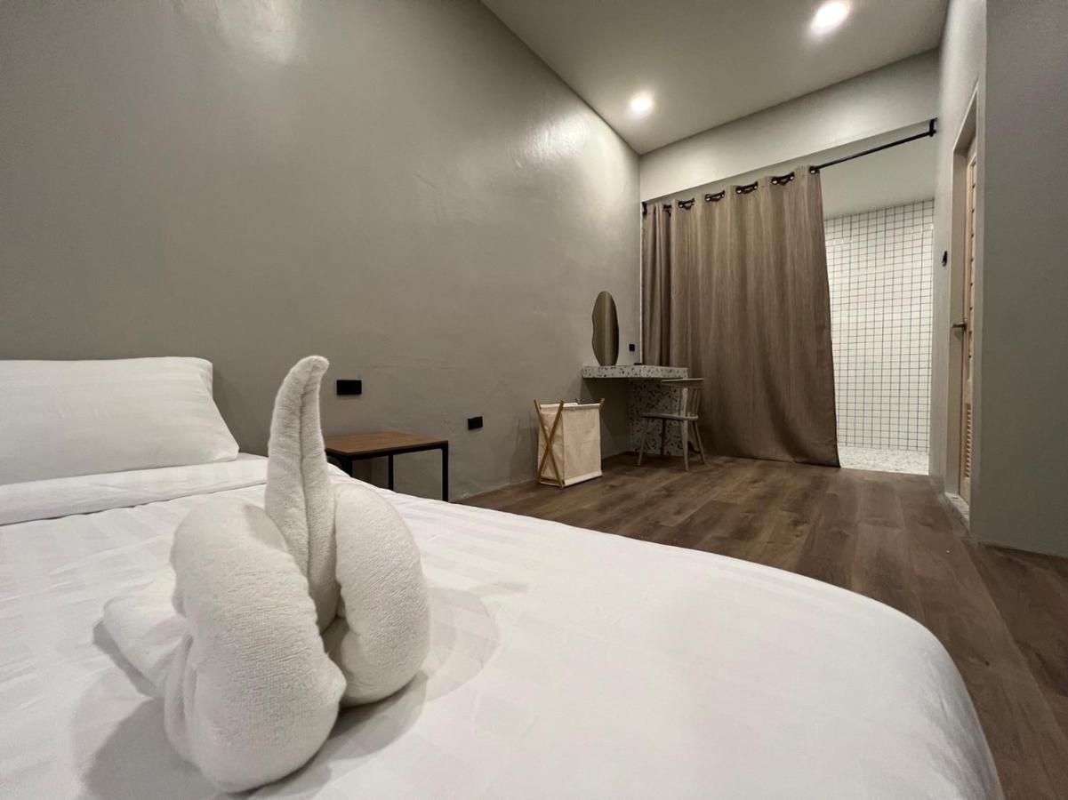 Suite with Hot Tub,1386257819:JPEG