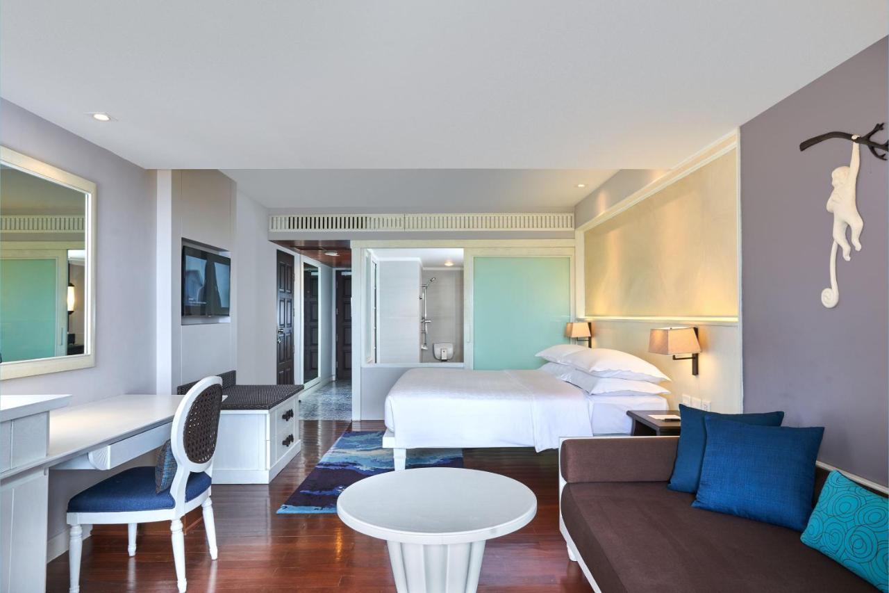 Deluxe Terrace, Larger Guest room, 1 King,1388043758:JPEG