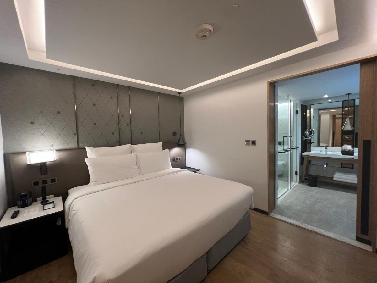 Executive Suite,1663803680:JPEG