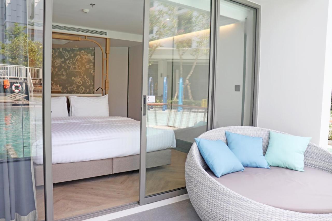 Junior Suite Quarter mit Kingsize-Bett und Zugang zum Pool