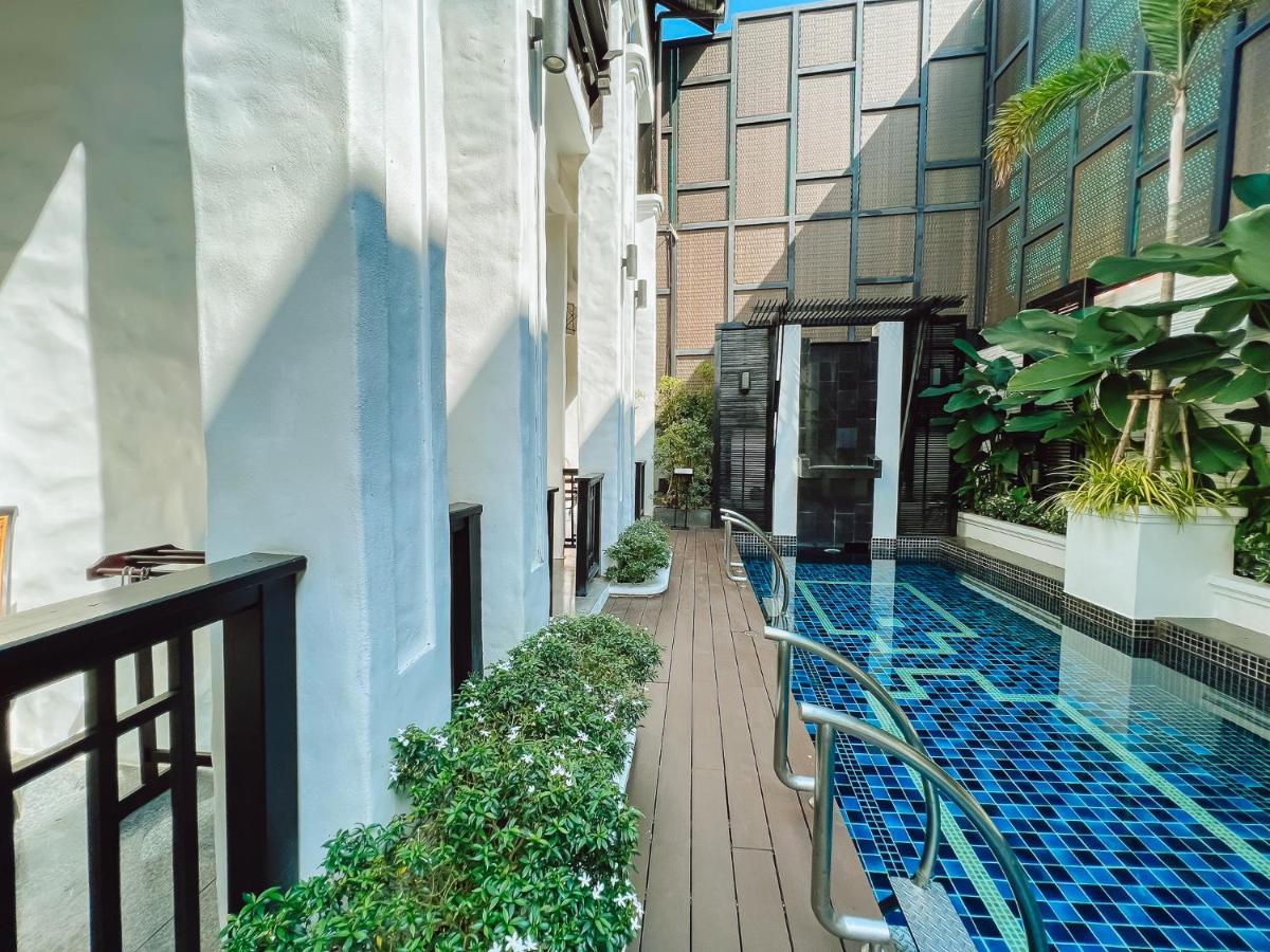 Deluxe Double or Twin Room Pool Access