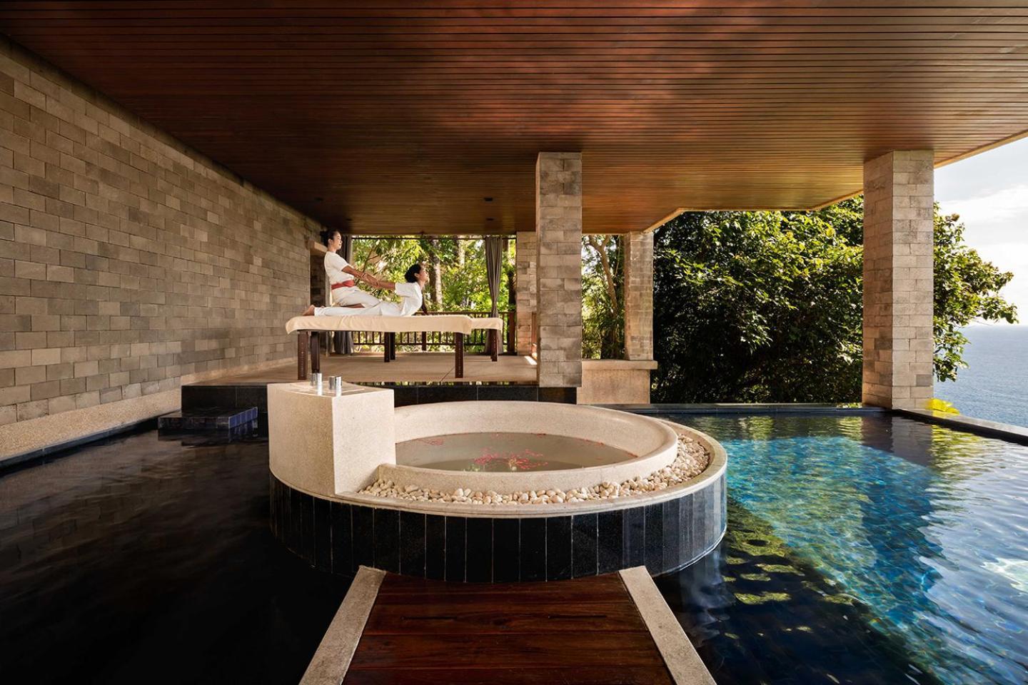 Spa Pool Suite Open style washroom bathroom