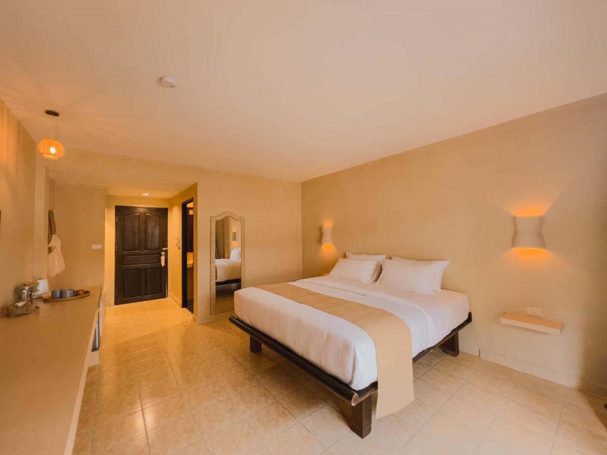 Deluxe Double Pool View Room