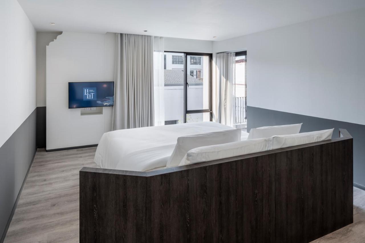 King Suite Pool View