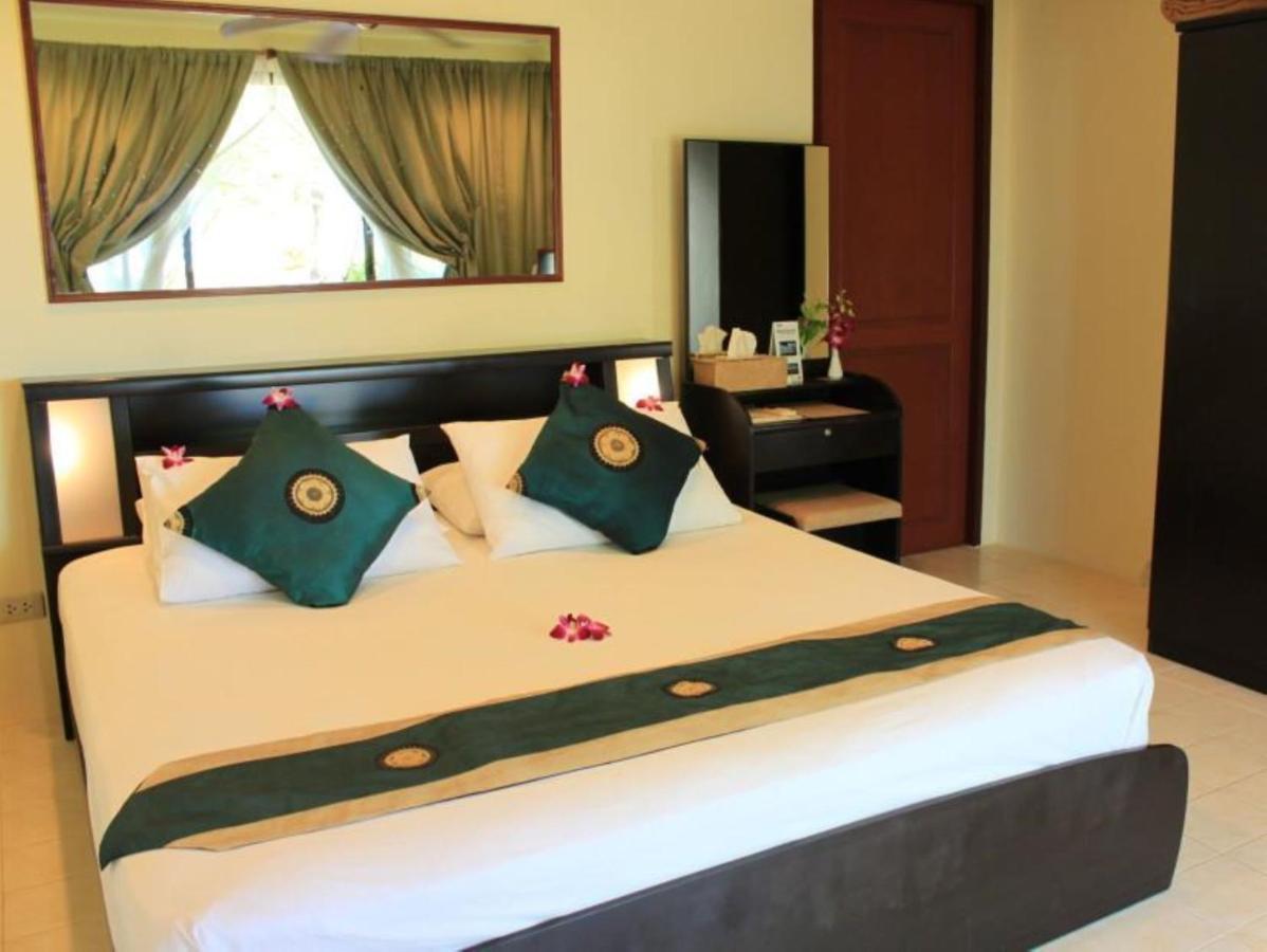 Zimmer mit Kingsize-Bett und Meerblick