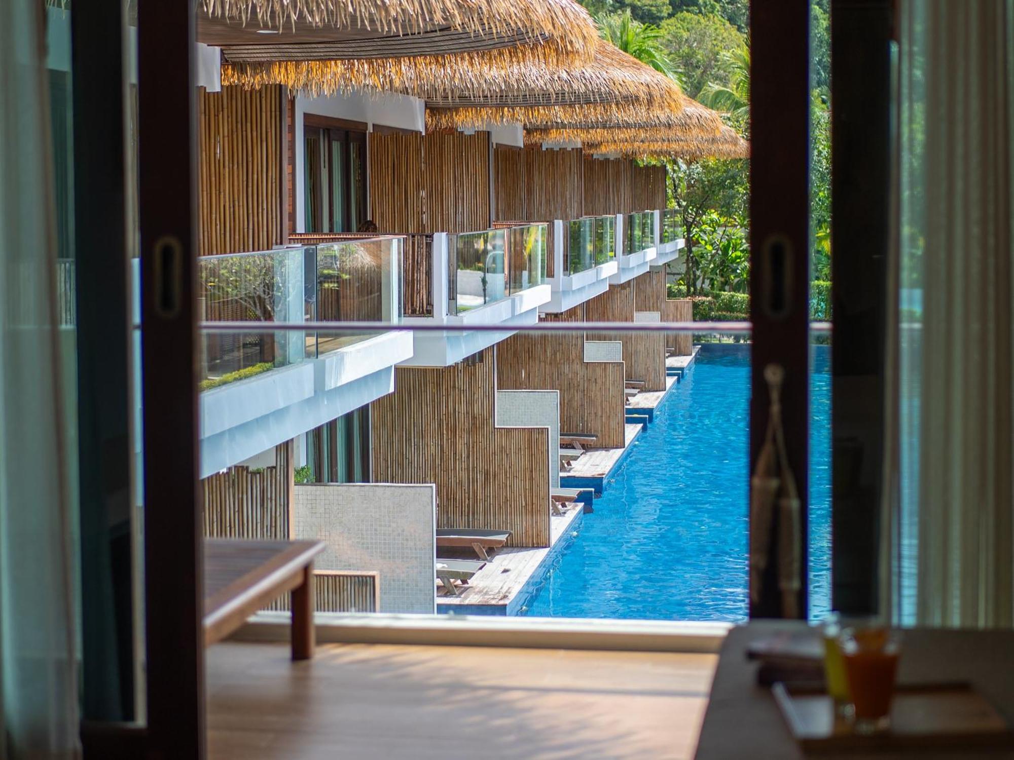 Deluxe Pool View