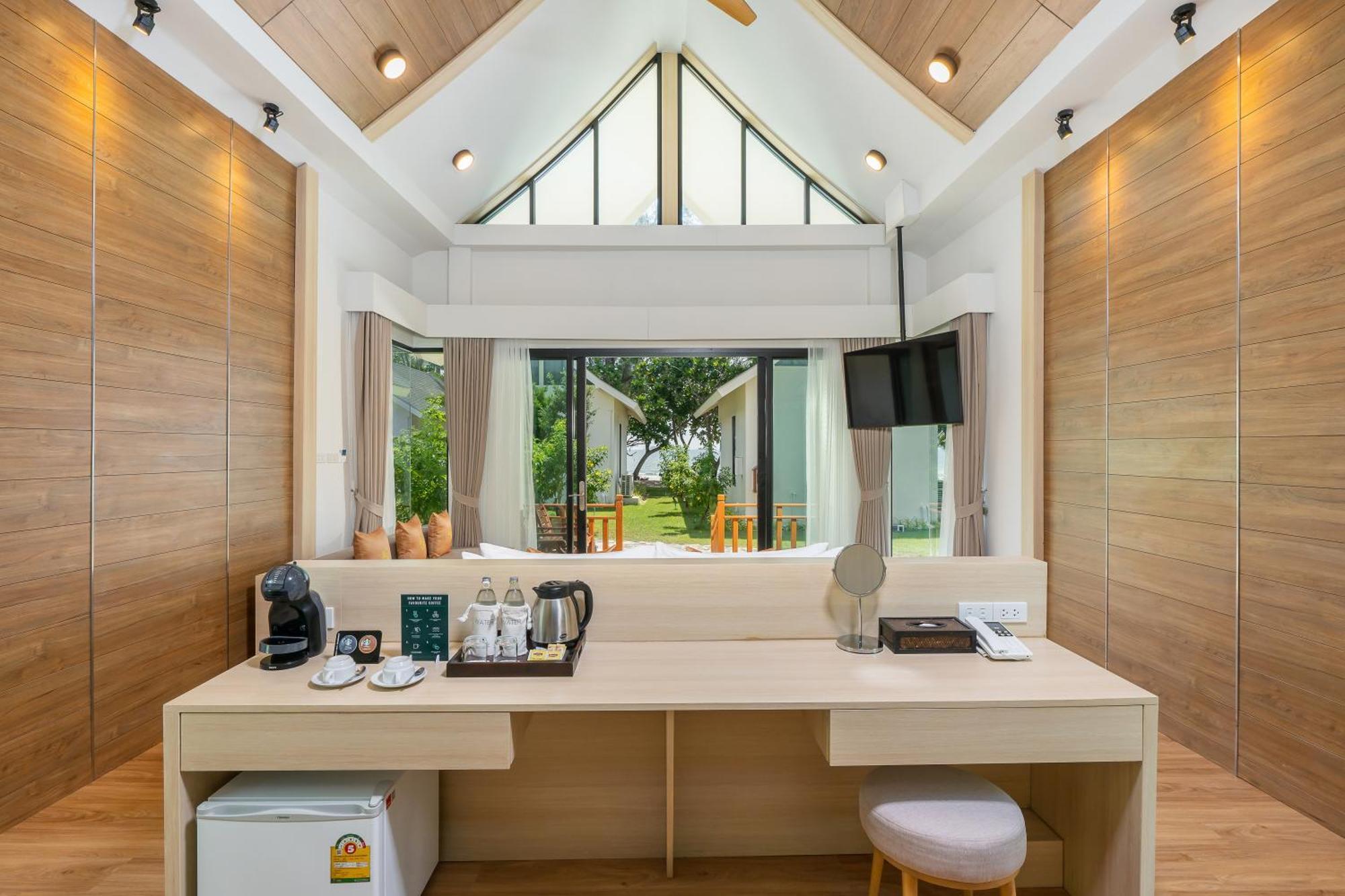 Grand Deluxe Partial Seaview