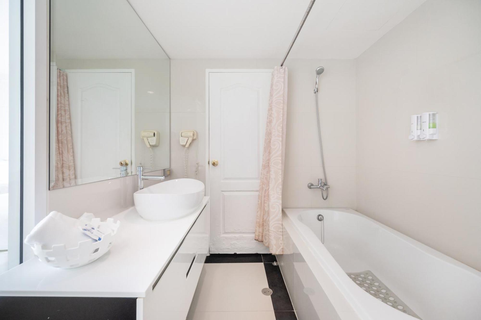 Twin Room Bath