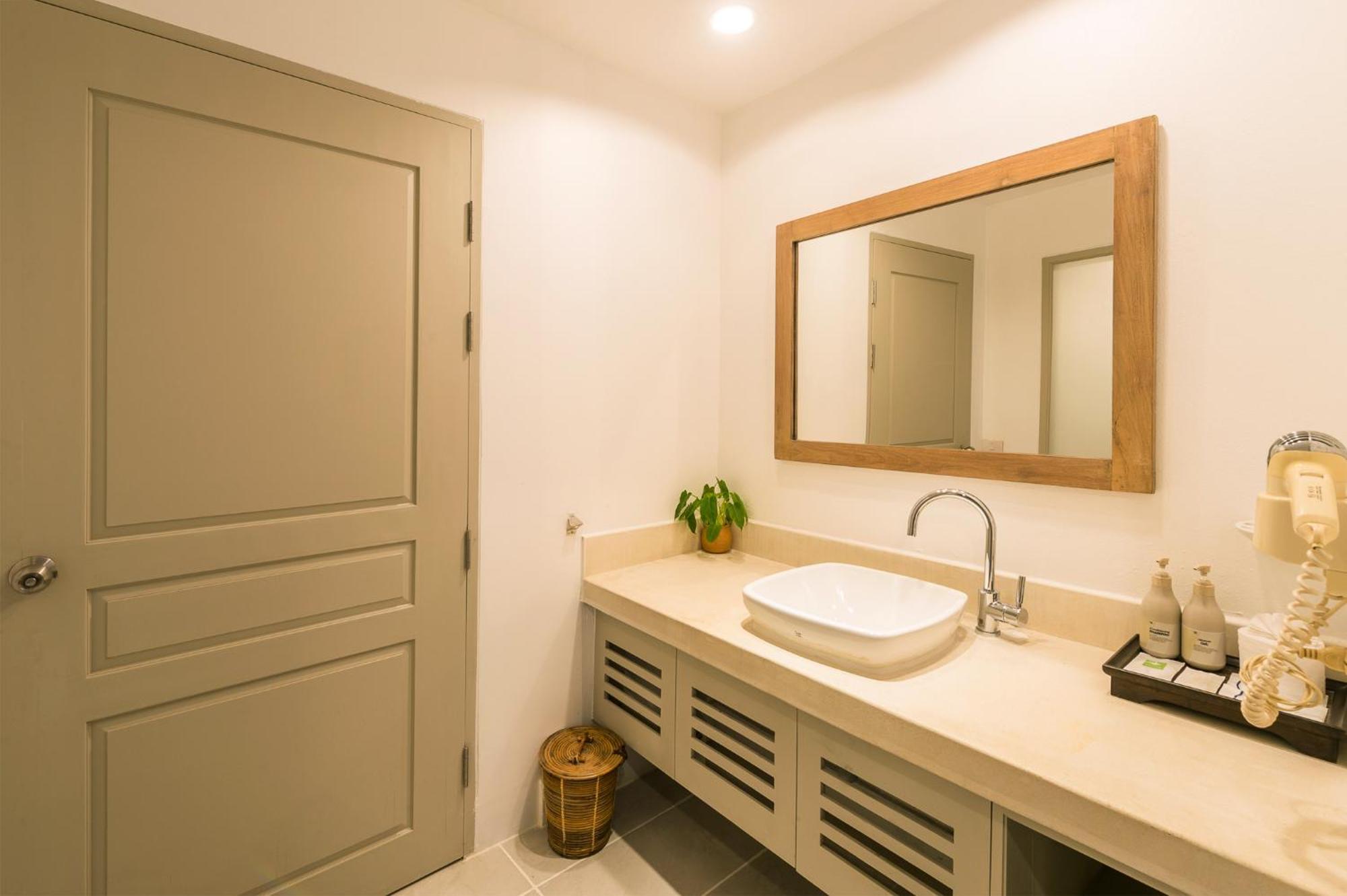 Deluxe Double or Twin Room with Pool Access