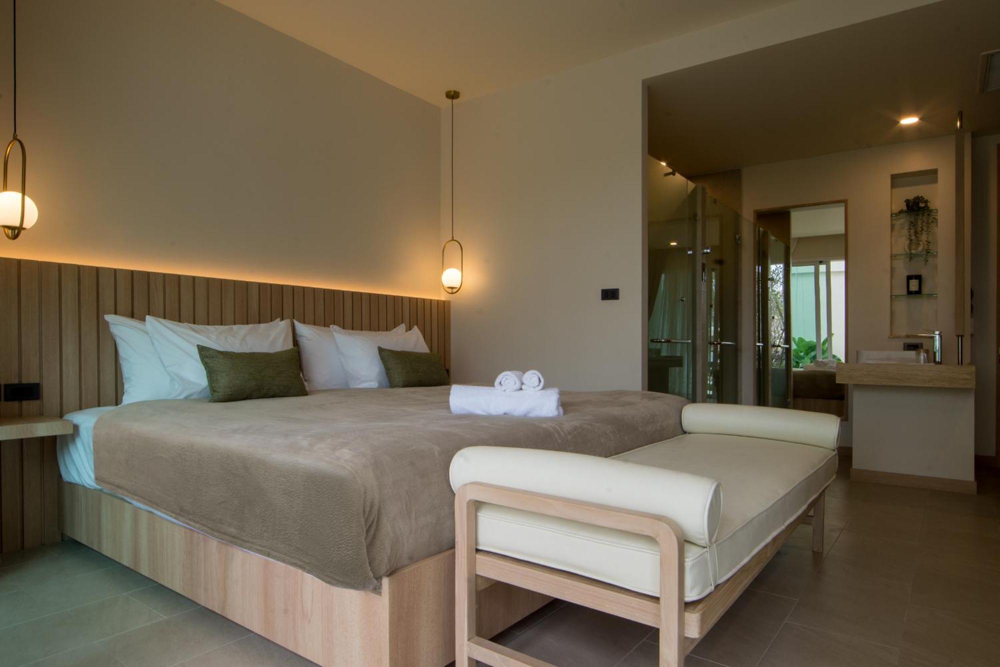 Deluxe Zimmer mit Kingsize-Bett oder 2 Einzelbetten und Zugang zum Pool