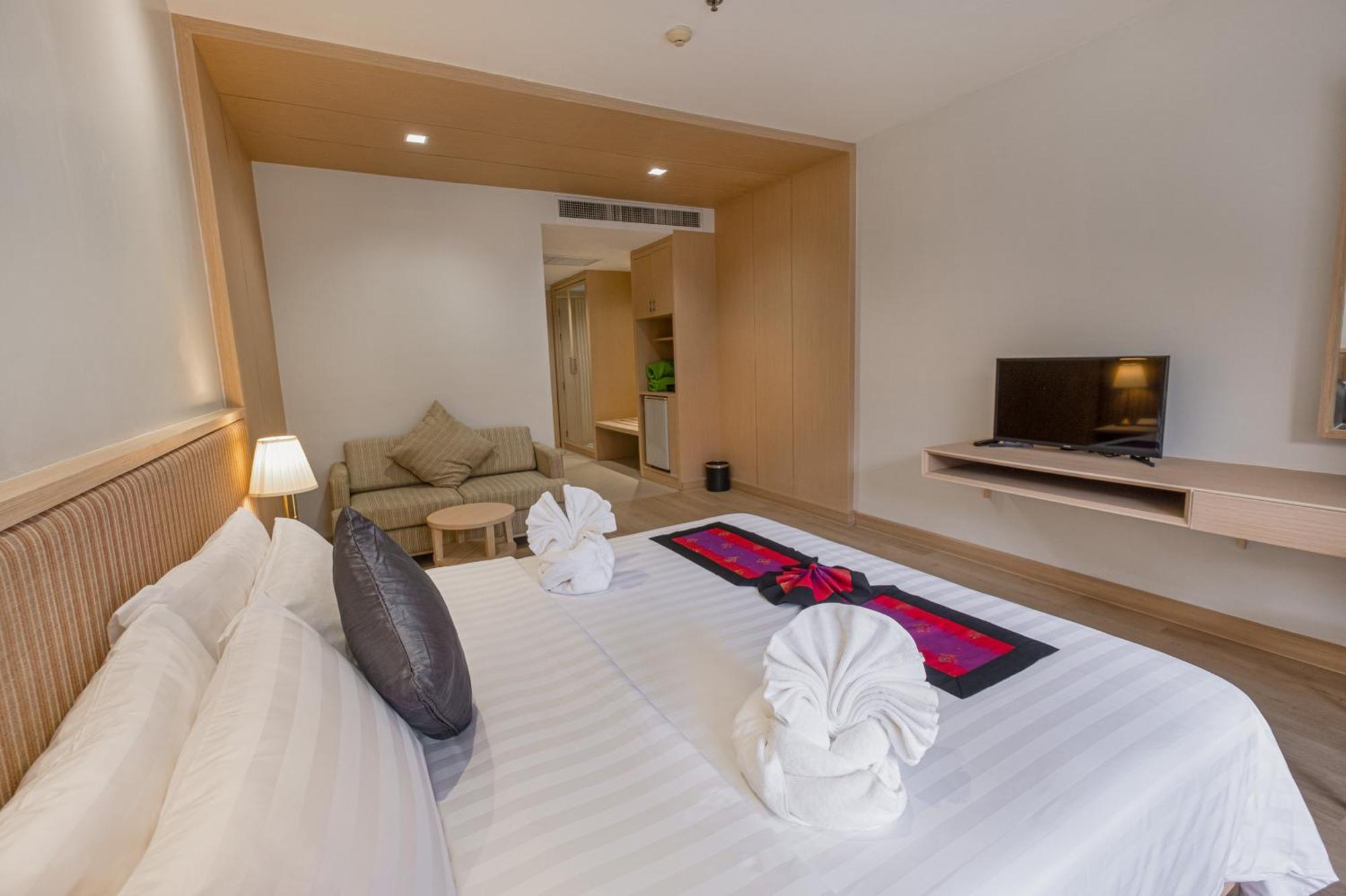 Deluxe Pool Access (Double or Twin)