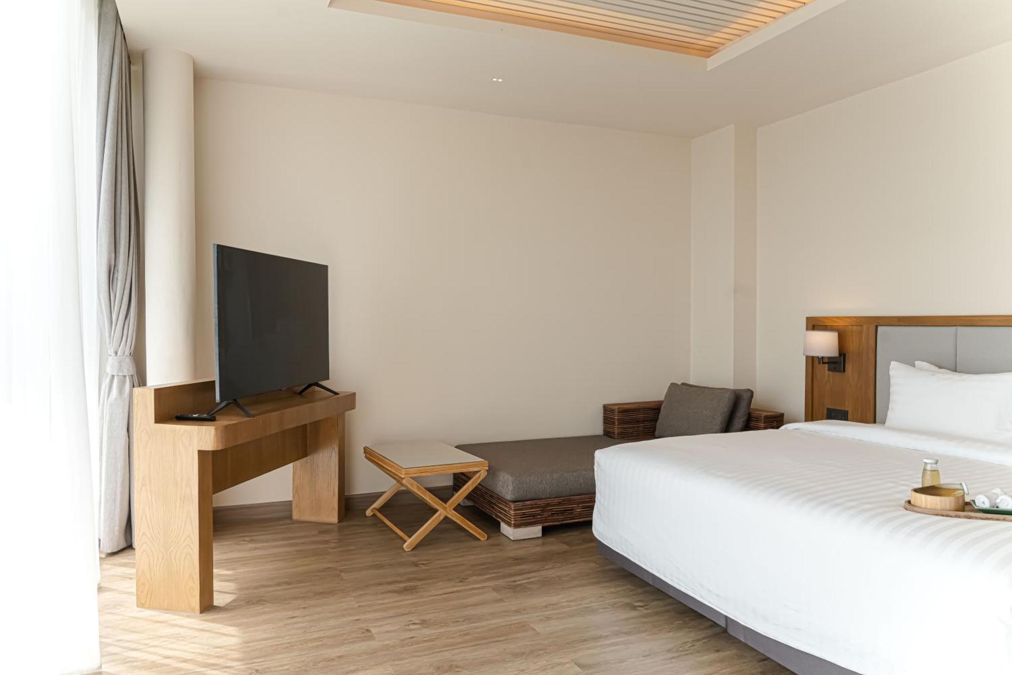Deluxe Pool Villa Seaview Roundtrip Airport Transfer