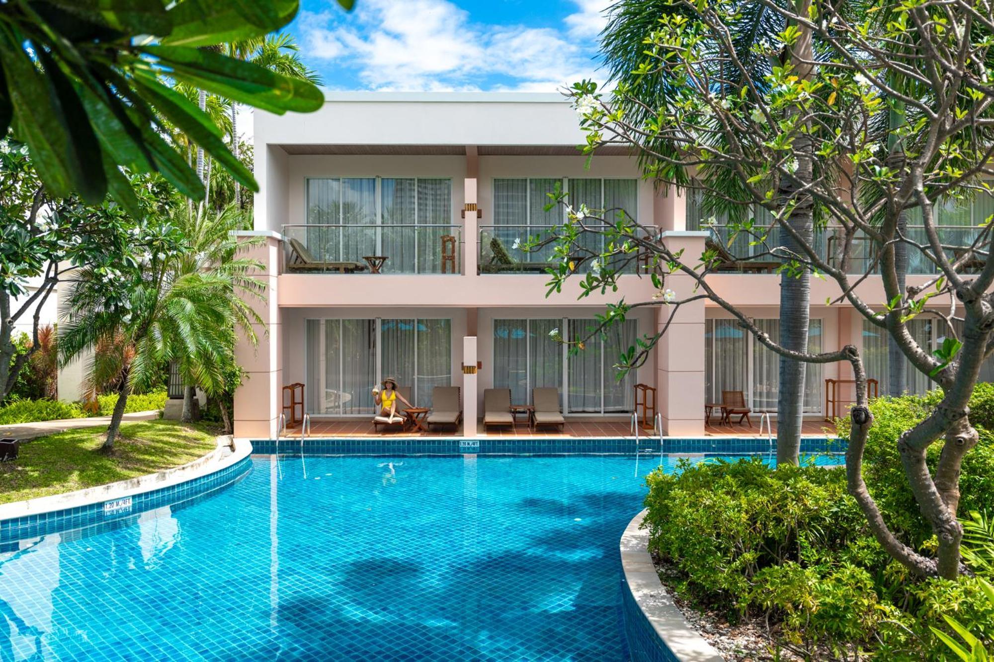 Lagoon View Guest room 1 King Pool view Balcony