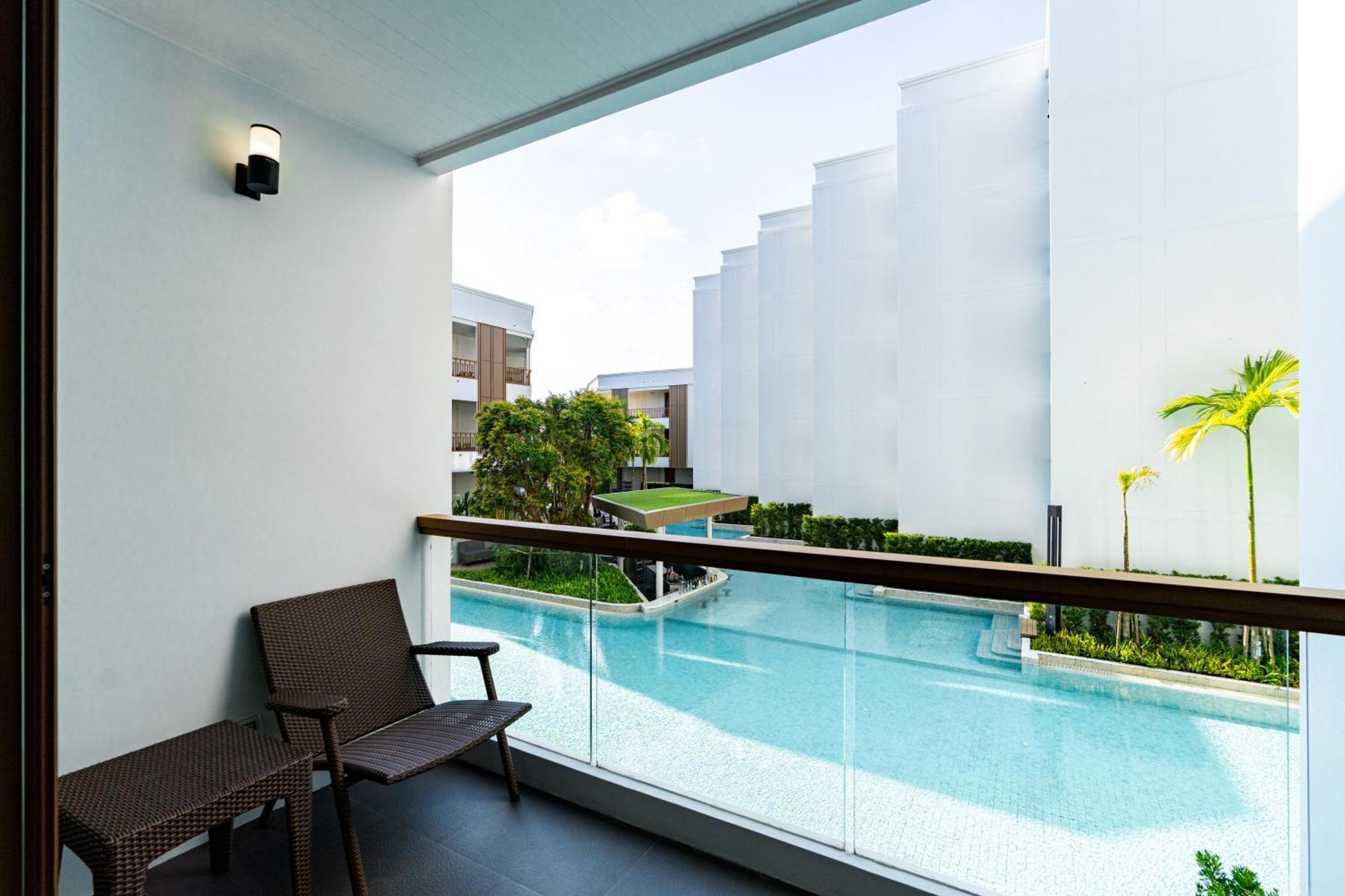 Deluxe Twin Room with Pool View