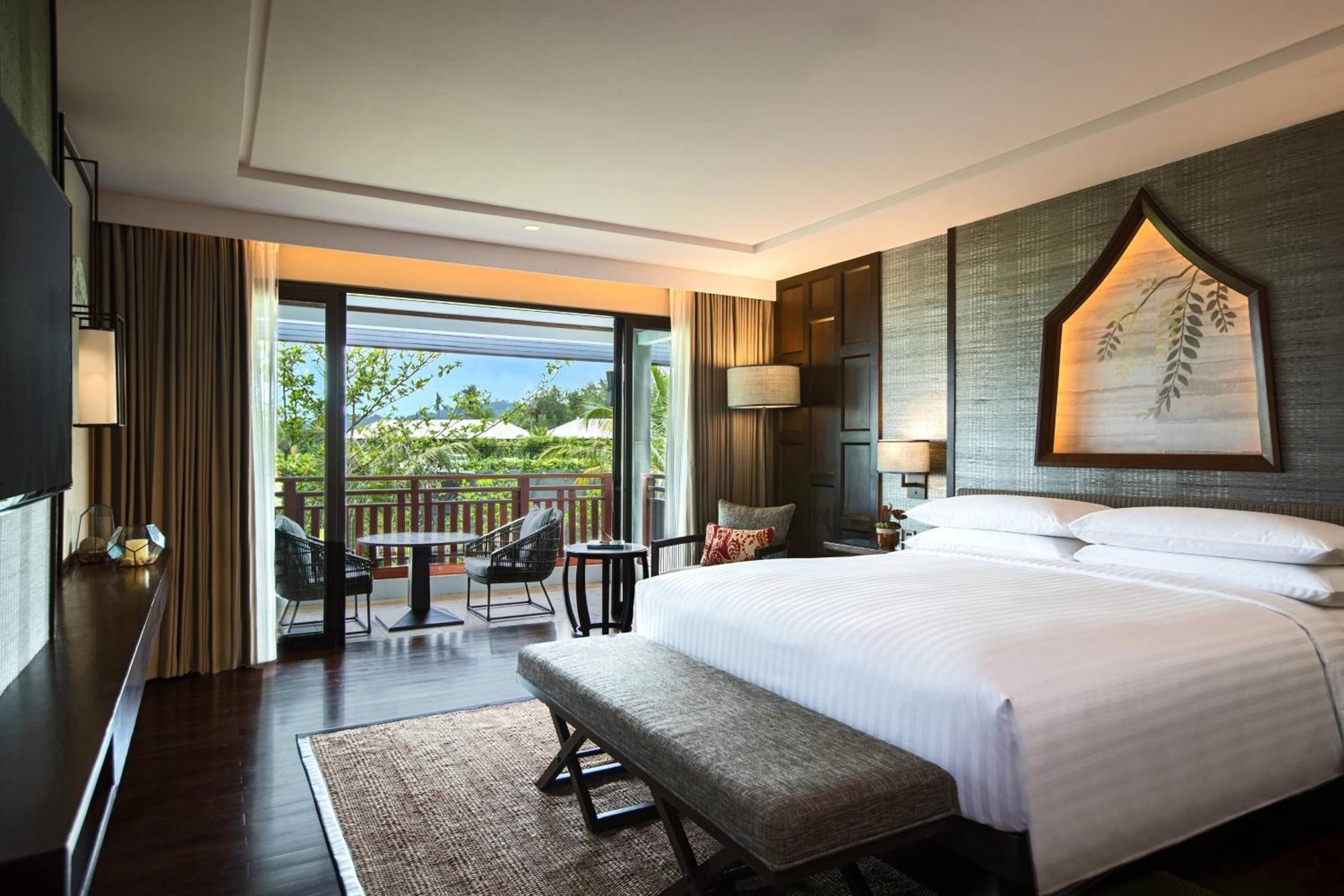 Premium Pool View Guest room 1 King Balcony
