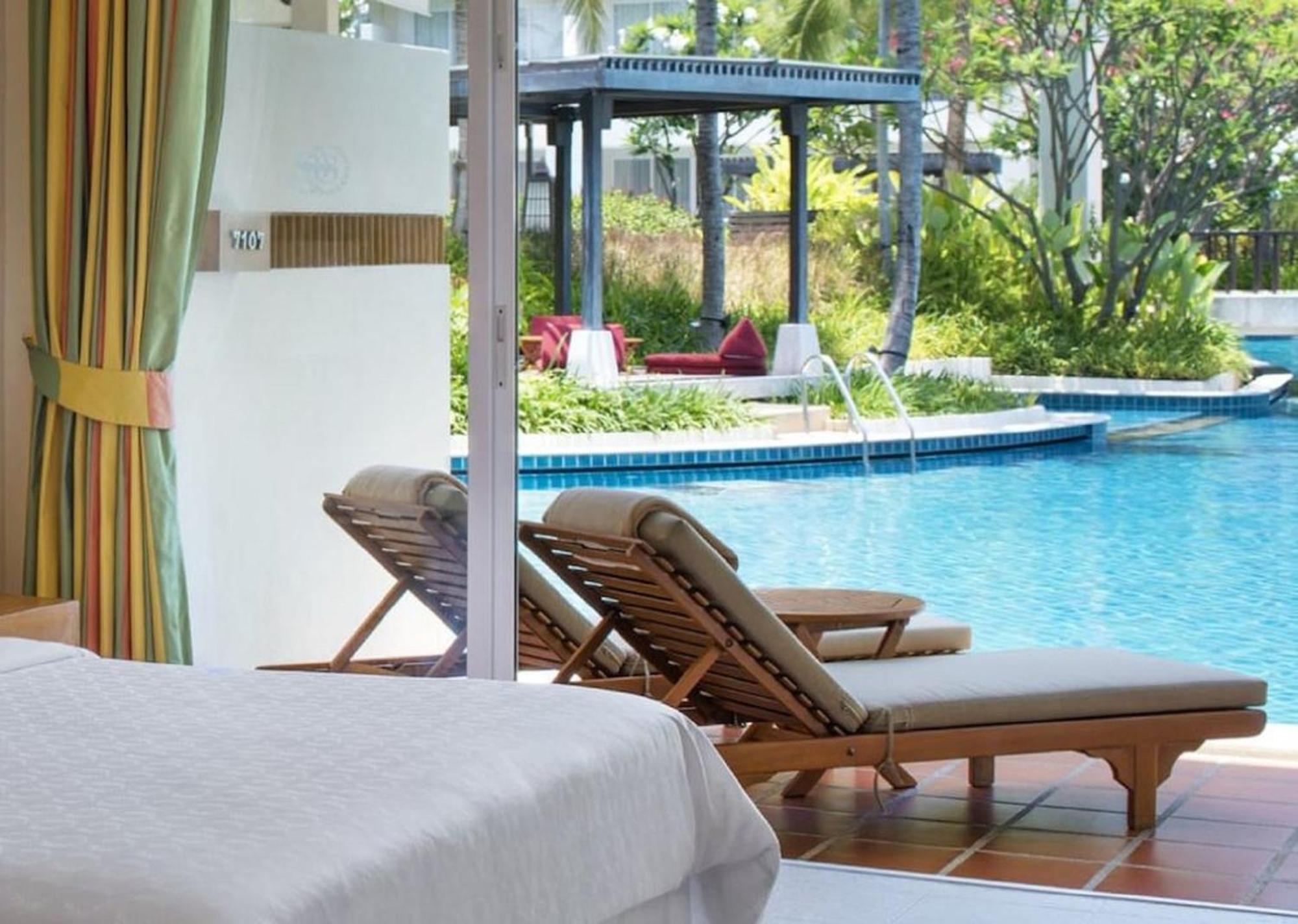 Lagoon Access Guest room 1 King Poolside view