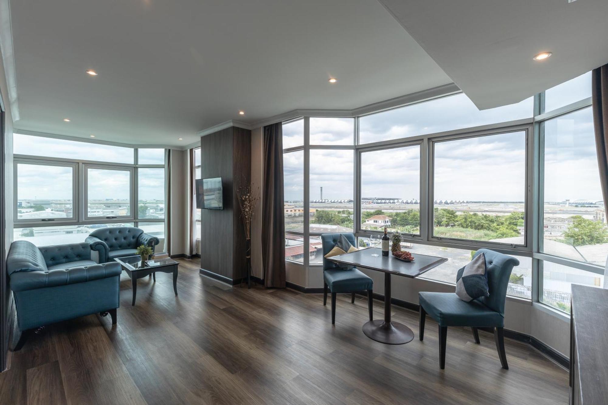 Executive Suite Airport View