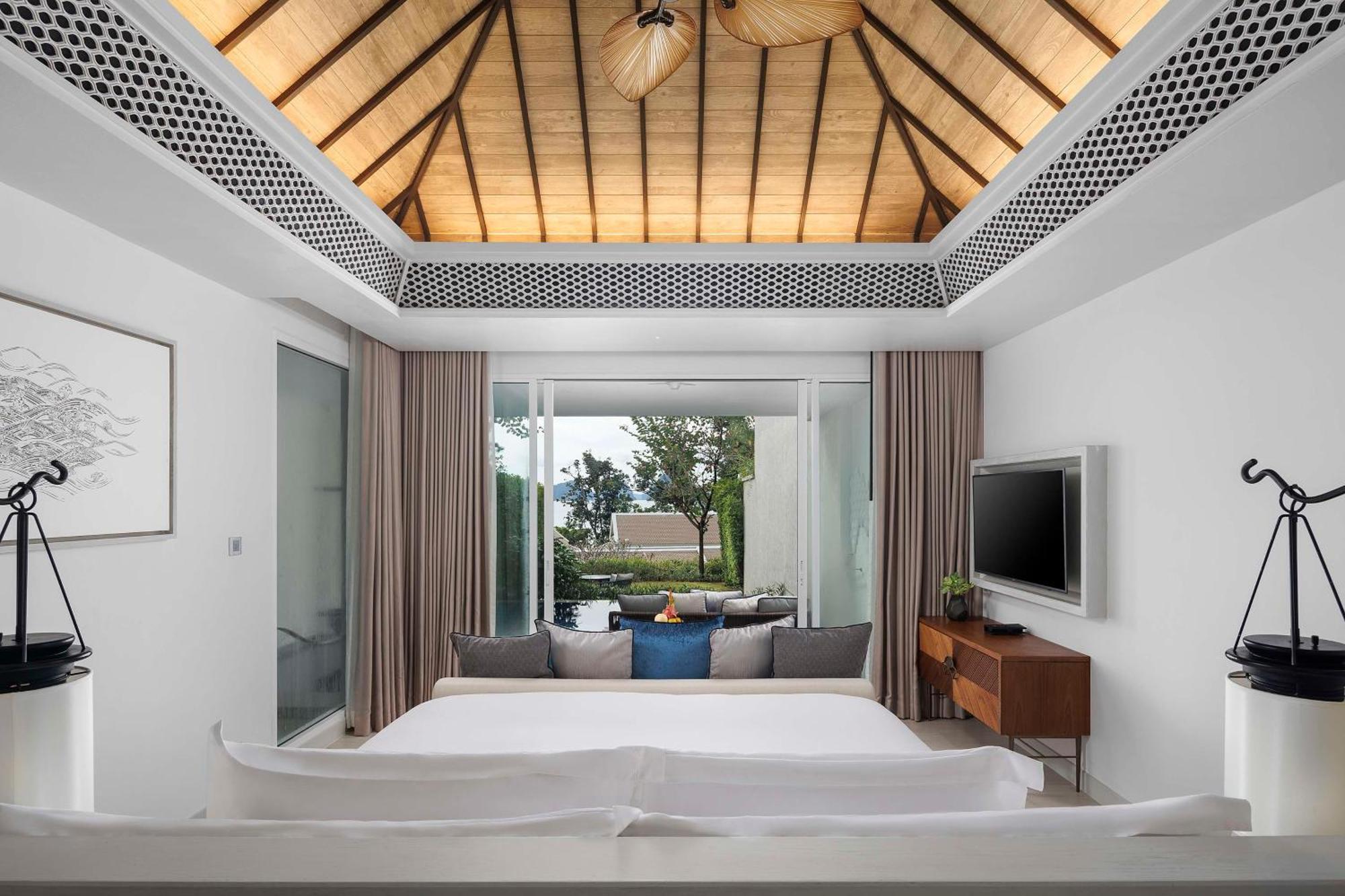 Deluxe Garden Pool Suite King